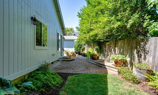 Building Photo - Large 4 Bed/ 2 Full Bath Home in the Gilha...