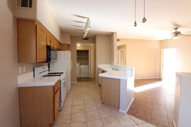 Building Photo - 2 Bedroom Condo Adjacent to Summerlin