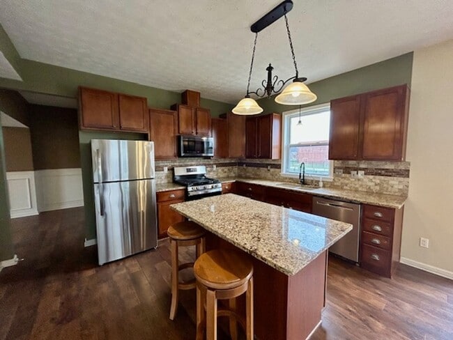 Building Photo - Beautiful 2 Story, 4 Bedroom, with a Full ...