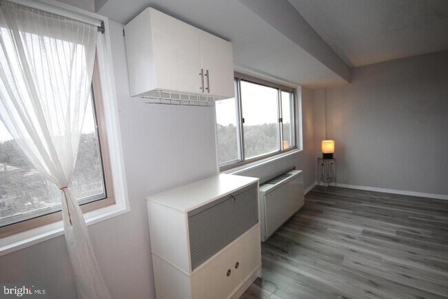 Building Photo - 2500 N Van Dorn St