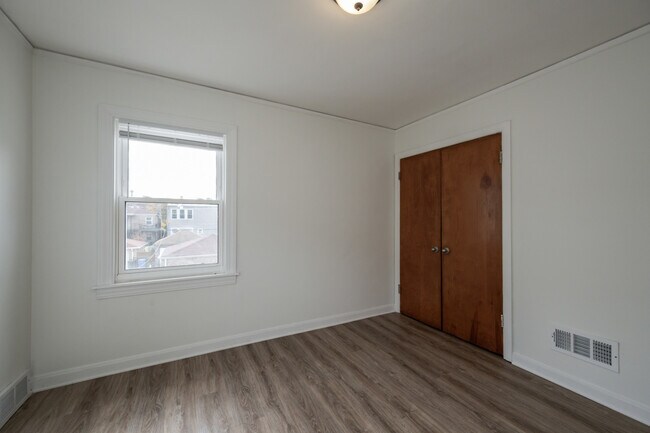 Building Photo - 4407 W Wrightwood Ave