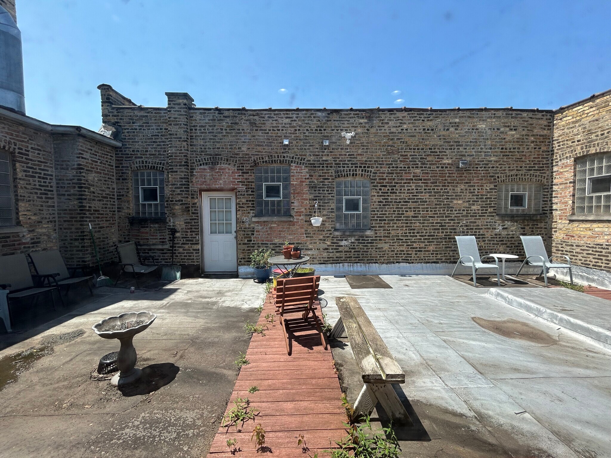 Building Photo - 2554 W Eastwood Ave