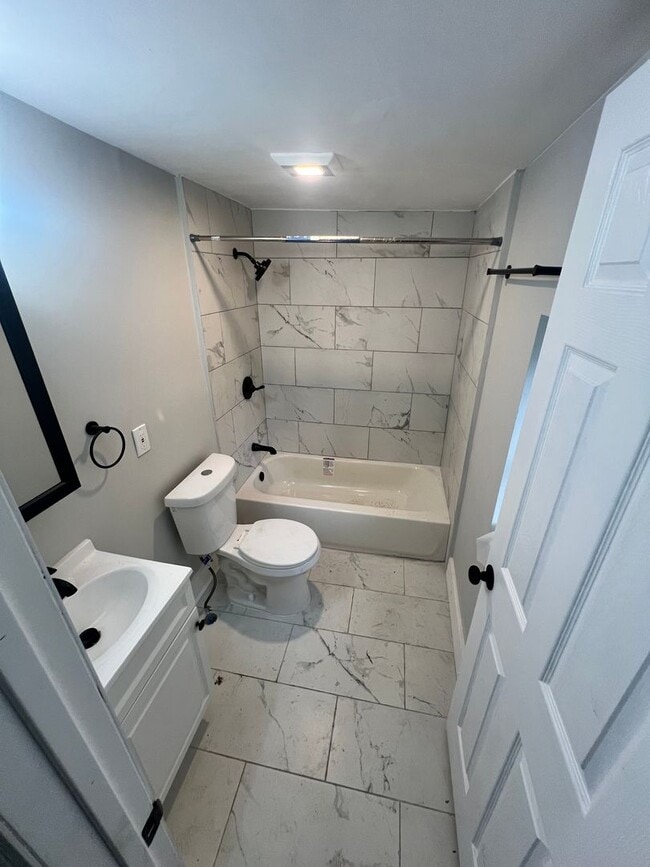 Building Photo - Great fully renewed property