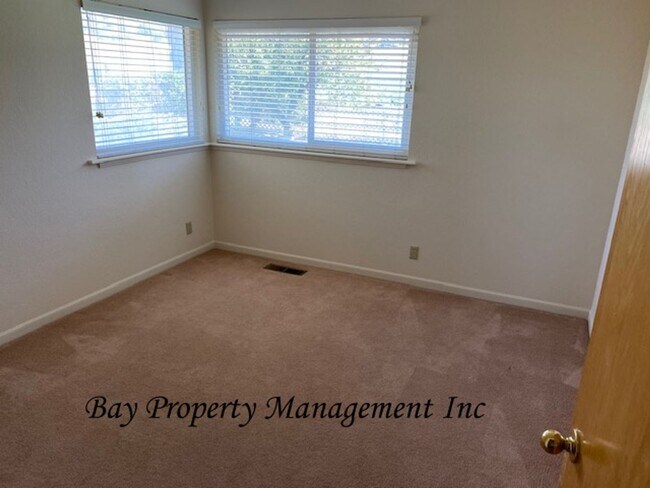 Building Photo - Beautiful 3 bedroom in the foothills outsi...