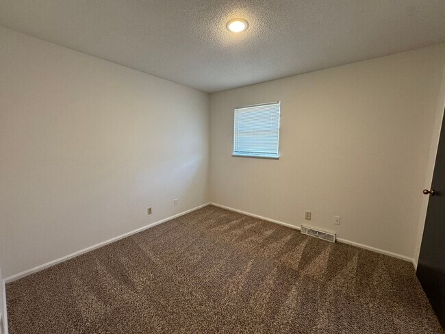 Building Photo - 560 NE Park Ln