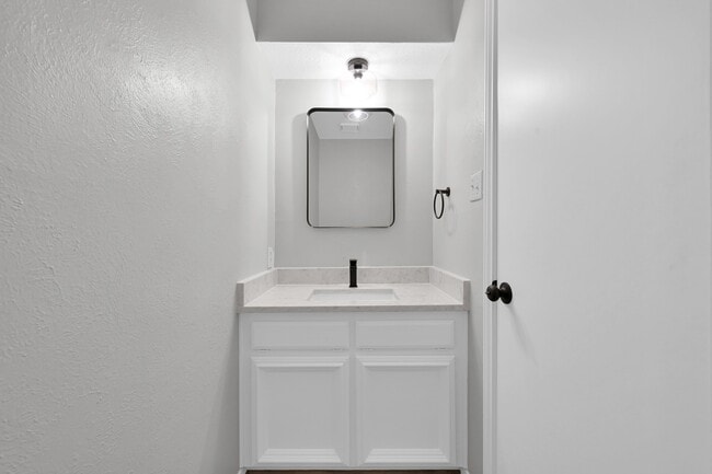 Building Photo - 3843 Knollcrest Dr
