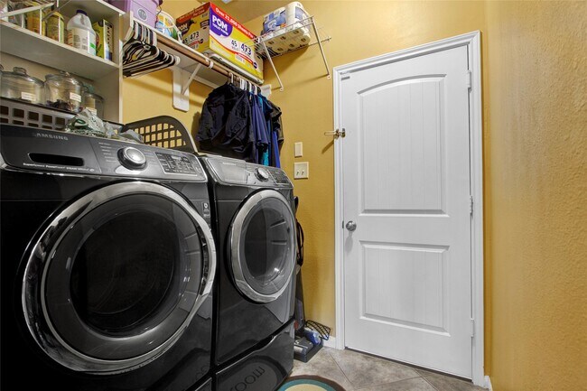 Building Photo - 1242 S Maple Dr