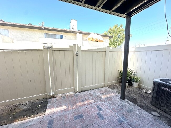 Building Photo - Townhouse near Loma Linda University
