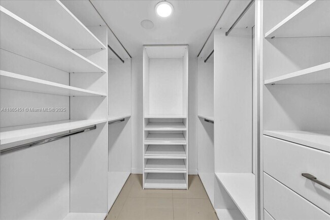 Building Photo - 3101 N Country Club Dr