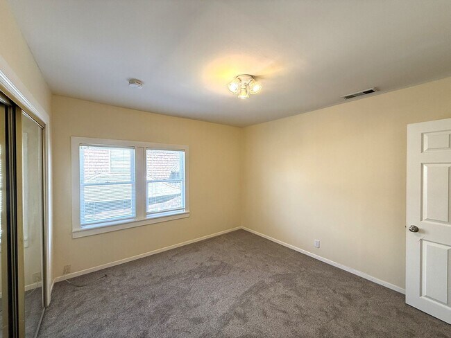 Building Photo - 5BR 1.5BA Berkeley Home | W/D, Dishwasher, Backyard + Storage Near Shattuck & Berkeley Bowl