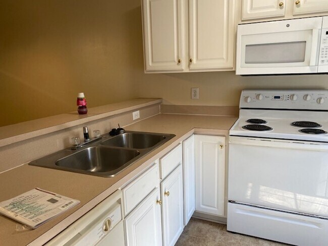 Building Photo - Condo in Holton Place