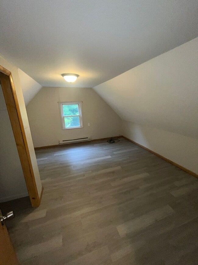 Building Photo - Section 8 Accepted! Spacious Newly Renovat...