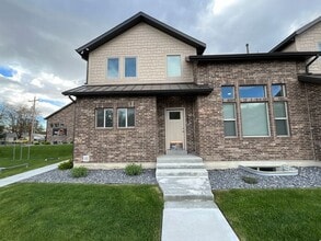 Building Photo - 3 bedroom 2 1/2 bath townhome