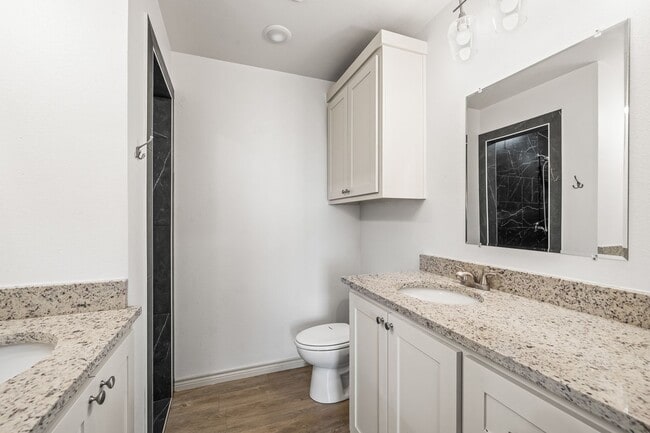 Building Photo - 3 Bedroom 2 Bathroom Home on 1 Acre Lots!