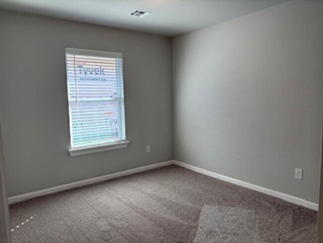 Building Photo - Stunning New Home