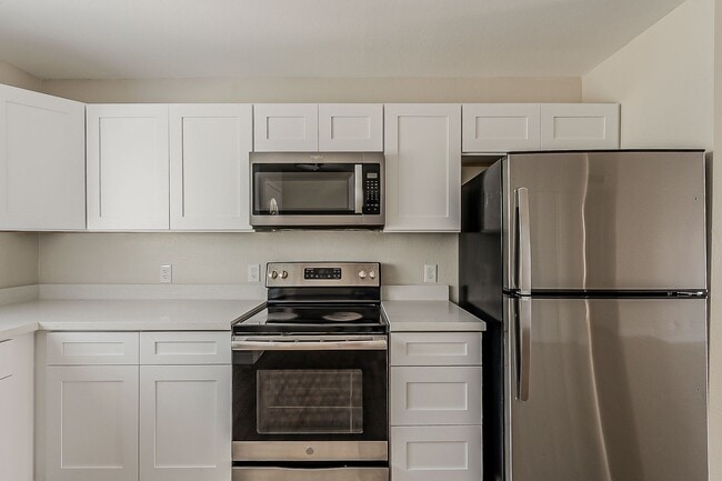 Building Photo - Updated 3 bed 2 bath Town House in Central...