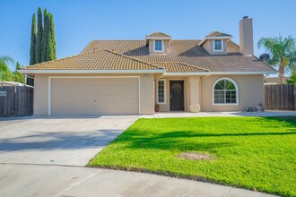 Building Photo - BEAUTIFUL 4 BEDROOM HOME WITH SWIMMING POOL!
