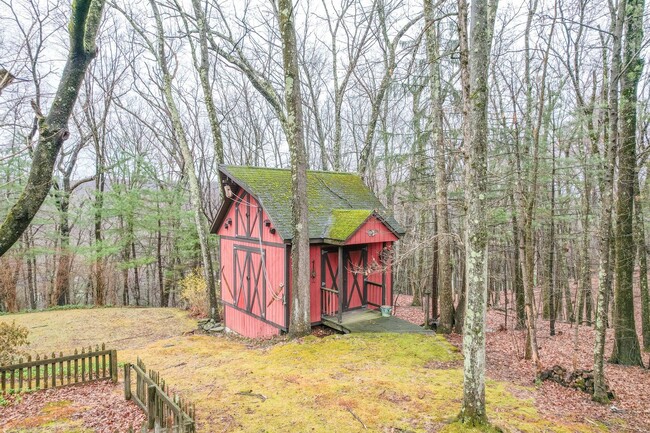 Building Photo - Bright and Beautiful 4 Bedroom Colonial