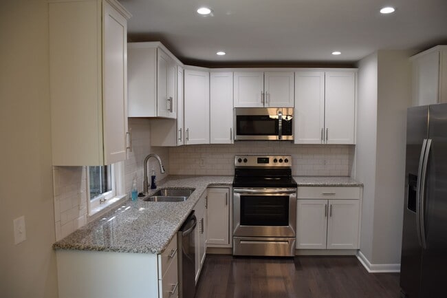 Building Photo - 553 Doral Country Dr