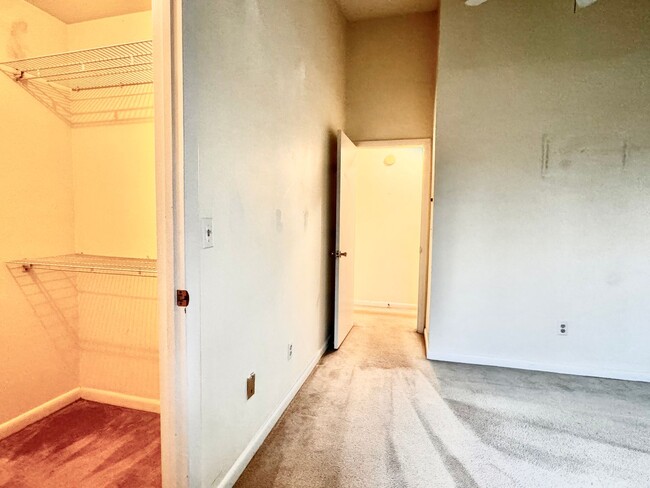 Building Photo - 2 Bedroom/2 Bath Condo near shopping with ...