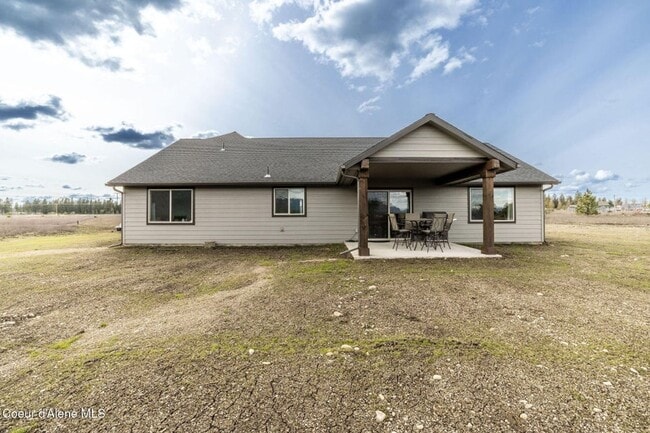 Building Photo - Beautiful home on 5 Acres