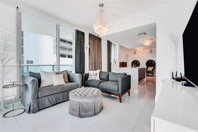 Building Photo - 900 Biscayne Blvd
