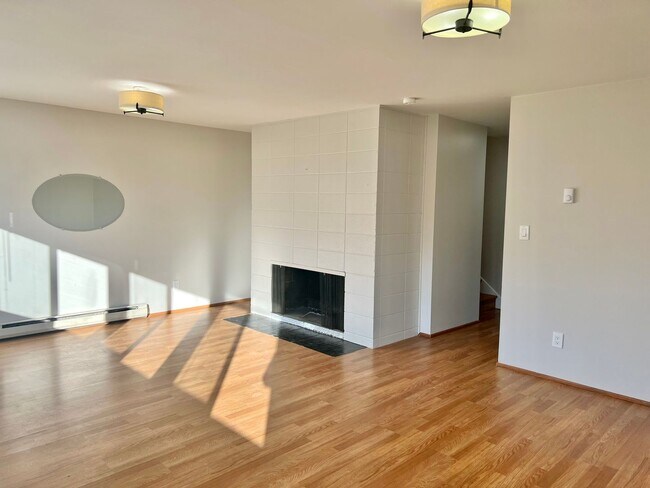 Building Photo - 3-Bedroom North Green Lake Townhouse-Style...