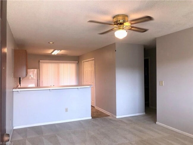 Building Photo - Coming soon ! 2 BED/ 1 BATH