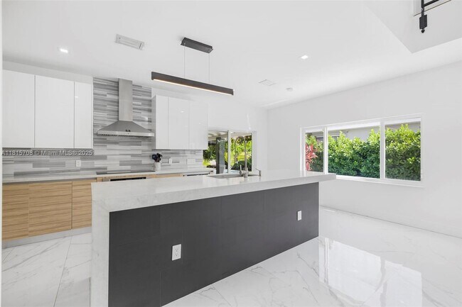Building Photo - 1651 SW 13th Ave