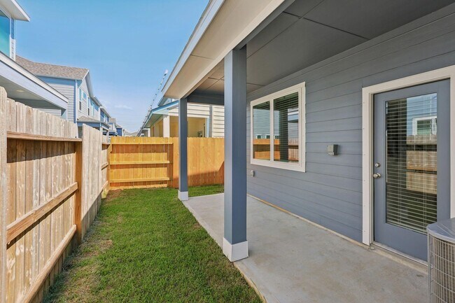 Building Photo - 567 Avisa Dr