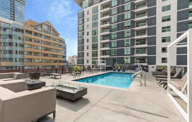 Building Photo - 425 W Beech St