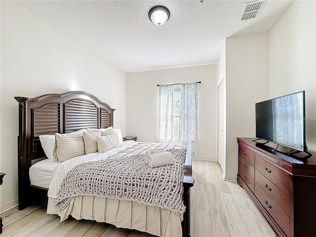 Building Photo - 8986 Shine Dr