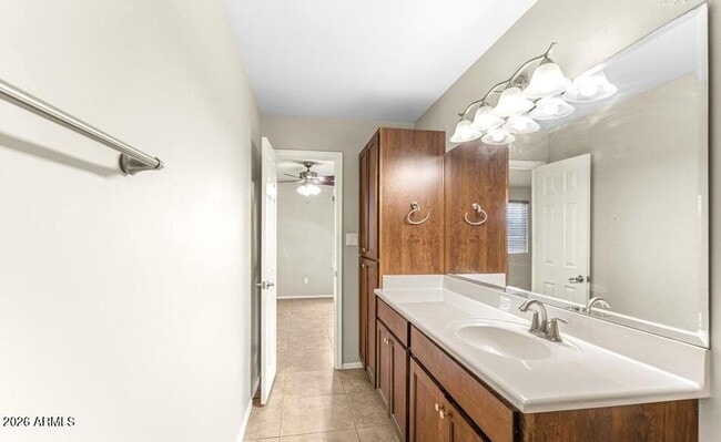 Building Photo - 1702 E Gaylon Dr