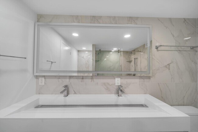 Building Photo - 1055 River Rd