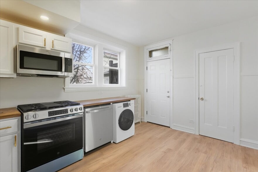 Building Photo - 5505 W Melrose St