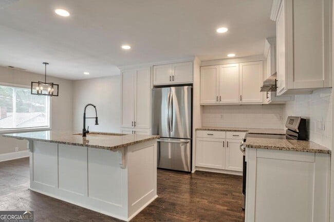 Building Photo - 985 Fair St SW