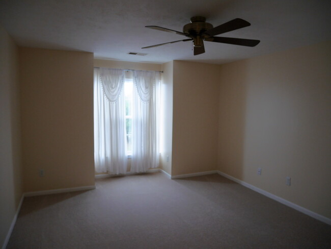 Building Photo - 2 Bedroom Condominium Located in Stonegate...