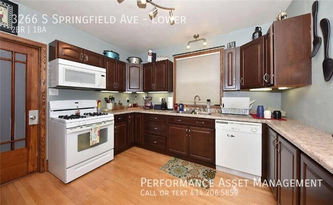 Building Photo - Bright 2-Bed Lower Unit Hardwood Floors, B...