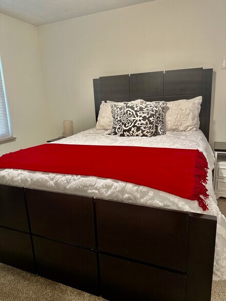 Queen memory foam bed - 1214 Glade Hill Dr