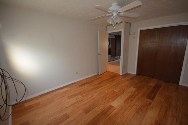Building Photo - 2/1/2 Downstairs Apt B w/ Split Line A/C