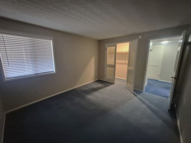 Building Photo - Spacious 2 Bedroom Condo for Rent in the Fairhaven Neighborhood