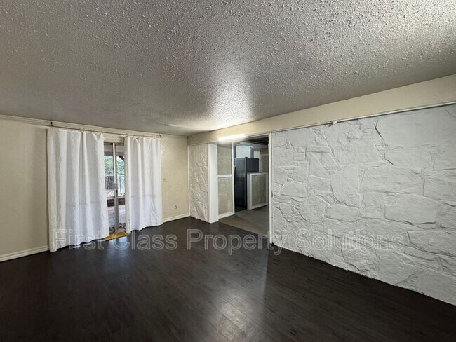 Building Photo - 3808 SE 15th St