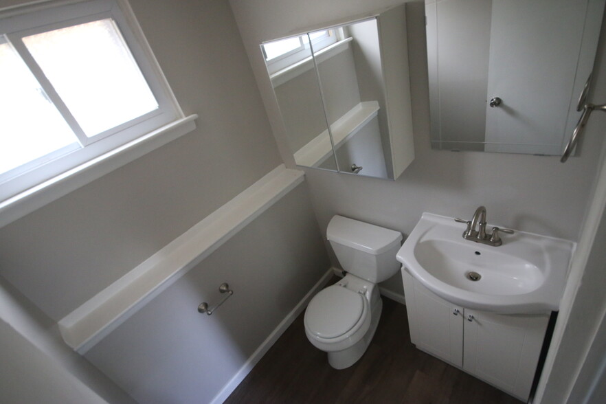 Lower Half Bath - 2184 Hemlock Dr