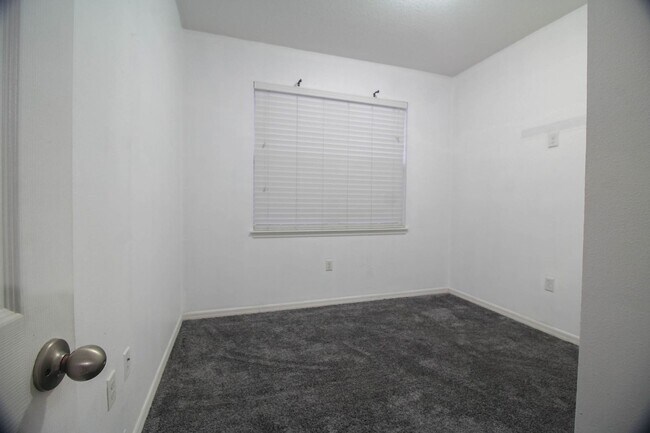 Building Photo - 224 Highland Meadows Ave