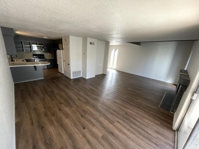 Building Photo - 6114 S Lakewood Ave