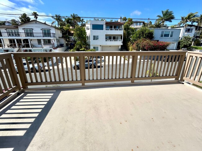 Building Photo - Stunning 3 Bed/3.5 Bath with Panoramic Views!