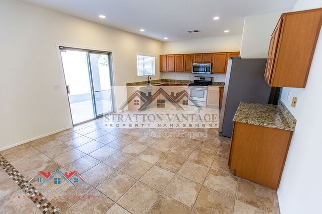 Building Photo - 484 E Cheyenne Rd