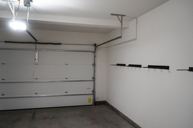 Building Photo - Live Comfortably at CreekHouse – Available...