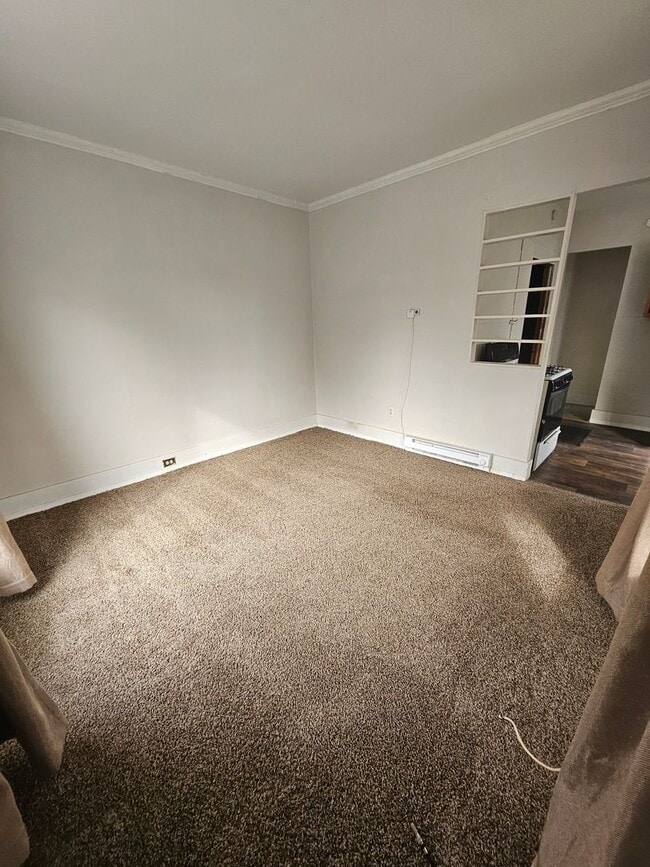 Building Photo - Lower one bedroom unit on east side