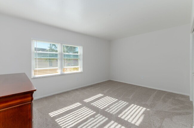 Building Photo - 680 71st Ave N